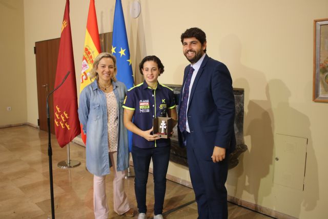 Fernando López Miras recibió hoy en el Palacio de San Esteban a la piloto ceheginera Ana Carrasco - 2, Foto 2