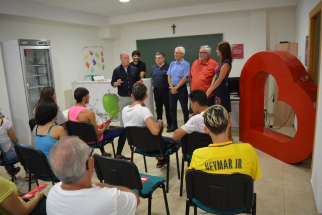 Nueve alumnos recibieron ayer el Certificado de Formación Profesional Básica de Auxiliar en Hostelería realizado a través de Cáritas Parroquial San José Águilas - 1, Foto 1