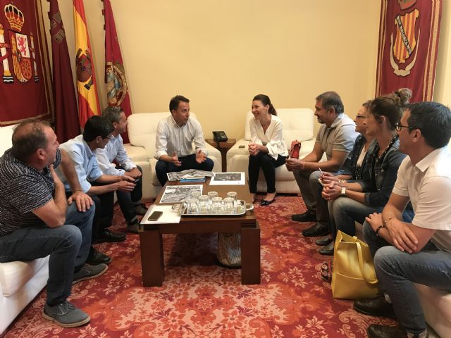El Alcalde y la Asociación de Vendedores Ambulantes trabajan conjuntamente en el proyecto futuro de instalar un mercado eventual en la Plaza de España - 1, Foto 1