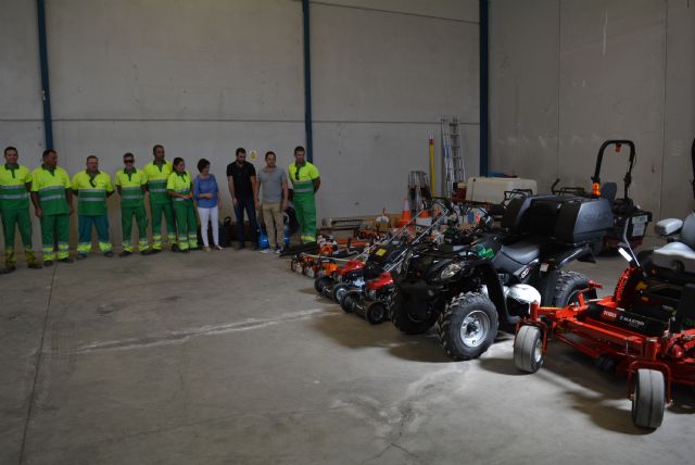 Se comienza a usar más de una veintena de máquinas profesionales para cuidar todos los jardines de Águilas - 1, Foto 1
