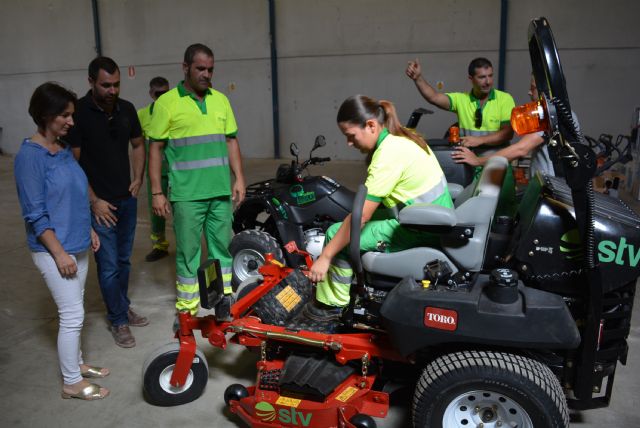 Se comienza a usar más de una veintena de máquinas profesionales para cuidar todos los jardines de Águilas - 2, Foto 2
