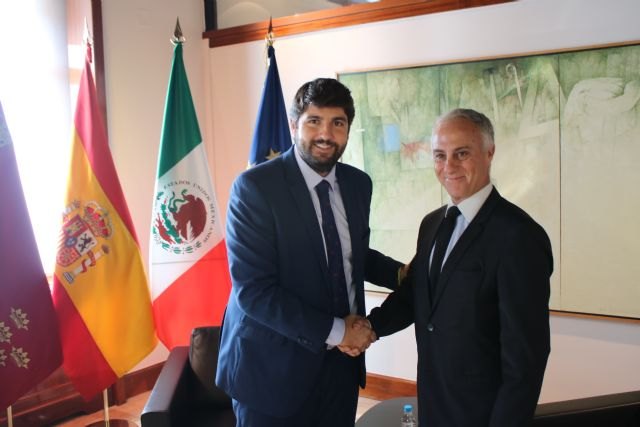 El presidente Fernando López Miras recibió hoy en el Palacio de San Esteban al cónsul honorario de México en Murcia - 2, Foto 2
