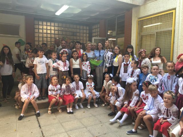 La escuela ucraniana 'Lider' inaugura el curso celebrando la 'Fiesta de la primera campanada' en el CEIP Barriomar - 2, Foto 2