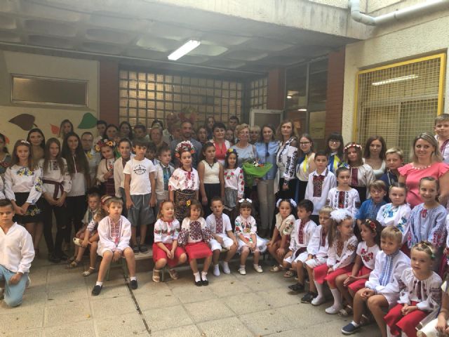 La escuela ucraniana 'Lider' inaugura el curso celebrando la 'Fiesta de la primera campanada' en el CEIP Barriomar - 3, Foto 3