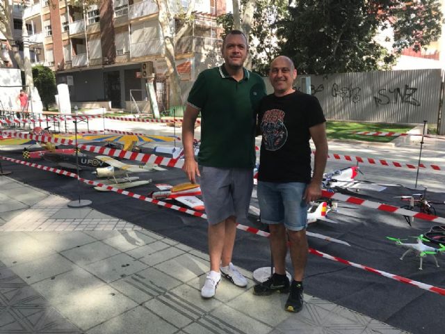 La Alameda de la Constitución acoge la exposición de aeromodelismo con una veintena de maquetas - 1, Foto 1