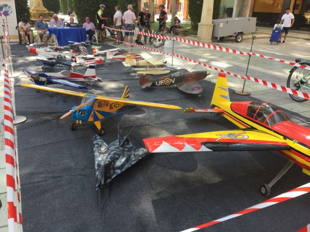 La Alameda de la Constitución acoge la exposición de aeromodelismo con una veintena de maquetas - 2, Foto 2