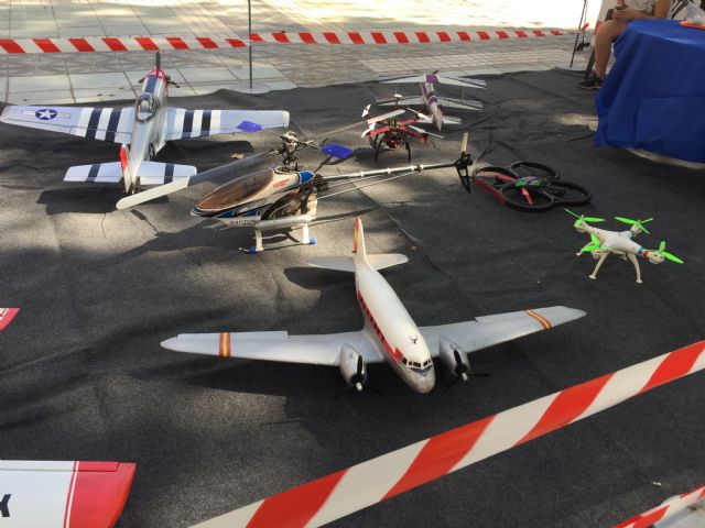 La Alameda de la Constitución acoge la exposición de aeromodelismo con una veintena de maquetas - 3, Foto 3