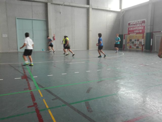 20 jóvenes disfrutan de una concentración de minibalonmano en el Pabellón de San José - 2, Foto 2