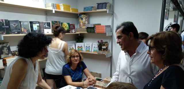 Serrano apoya la cultura como pilar básico para la sociedad y elemento vertebrador de la economía, por lo que celebra que se recupere la Feria del Libro - 4, Foto 4