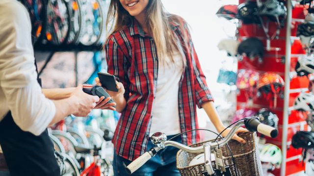 Más del 55% de los compradores utilizan el teléfono móvil en la tienda física para comparar precios online - 1, Foto 1