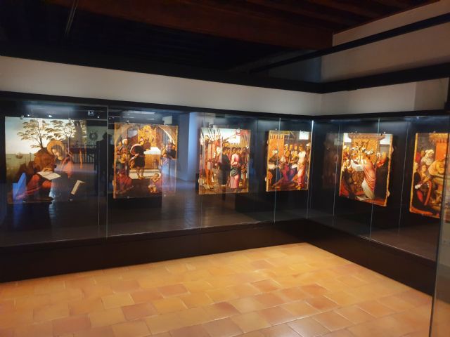 Las vitrinas instaladas en el Museo del Castillo garantizan la conservación de las pinturas de Hernando de Llanos - 2, Foto 2