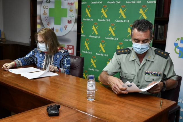 La Guardia Civil y el Colegio Oficial de Farmacéuticos de la Región de Murcia colaboran para la seguridad y el bienestar de las personas mayores - 2, Foto 2