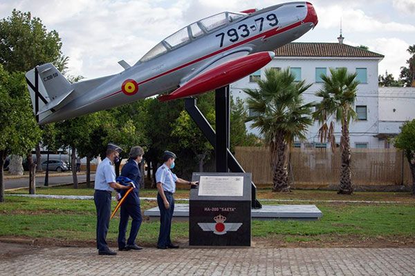 Se inaugura en Tablada (Sevilla) el Monumento del HA-200 Saeta, primer avión reactor de fabricación nacional - 2, Foto 2