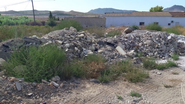 Toneladas de escombro procedente de obras municipales se acumula desde hace 10 meses en un vertedero ilegal a la entrada de la pedanía de Doña Inés - 1, Foto 1