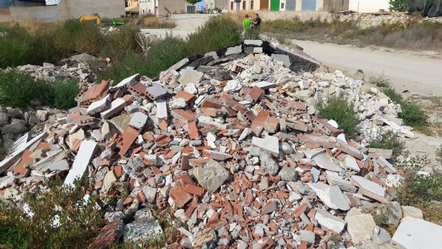 Toneladas de escombro procedente de obras municipales se acumula desde hace 10 meses en un vertedero ilegal a la entrada de la pedanía de Doña Inés - 3, Foto 3