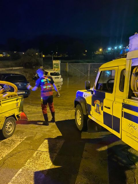 Los servicios técnicos municipales trabajan, esta mañana, para solventar las leves incidencias causadas por la tromba de agua de este martes por la noche - 1, Foto 1