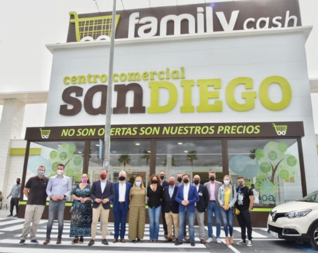 El Ayuntamiento de Lorca acompaña a Family Cash en su apertura oficial en nuestro municipio - 1, Foto 1