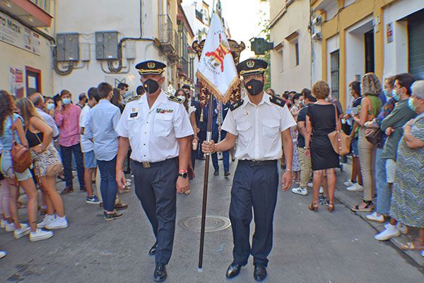 El capataz Antonio Santiago, médico de profesión, fue el encargado de sacar el domingo el primer paso con costaleros en Sevilla en época Covid - 2, Foto 2