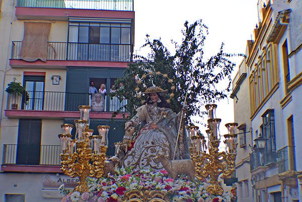El capataz Antonio Santiago, médico de profesión, fue el encargado de sacar el domingo el primer paso con costaleros en Sevilla en época Covid - 3, Foto 3