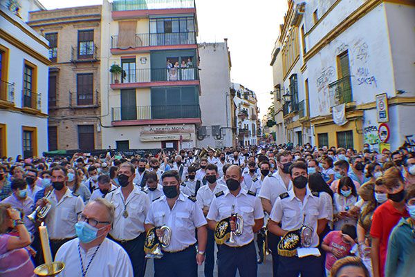 El capataz Antonio Santiago, médico de profesión, fue el encargado de sacar el domingo el primer paso con costaleros en Sevilla en época Covid - 5, Foto 5