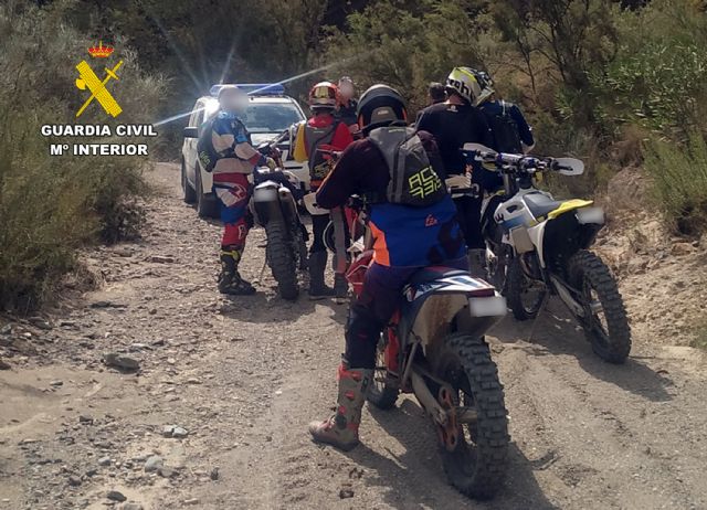 La Guardia Civil localiza a un grupo de motoristas que circulaba monte a través en Totana, Foto 2