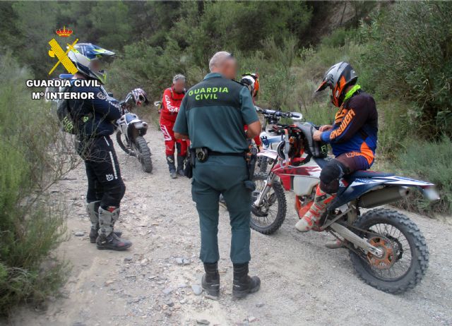 La Guardia Civil localiza a un grupo de motoristas que circulaba monte a través en Totana, Foto 3