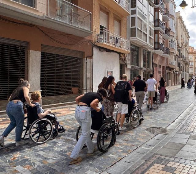 La juventud de UCAM Cartagena llena de vitalidad la residencia de las Hermanitas de los Pobres - 1, Foto 1