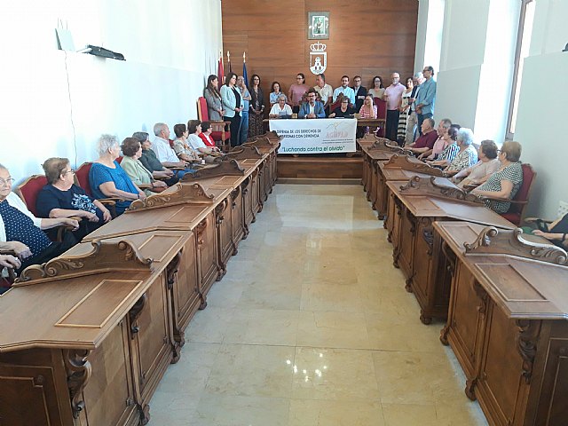 Cieza conmemora el Día Mundial del Alzheimer con la lectura del manifiesto Igualando derechos - 1, Foto 1
