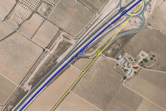 Cuatro heridos leves, un matrimonio y sus dos hijas, en el vuelco de un turismo en la A-33 a la altura de Yecla - 1, Foto 1