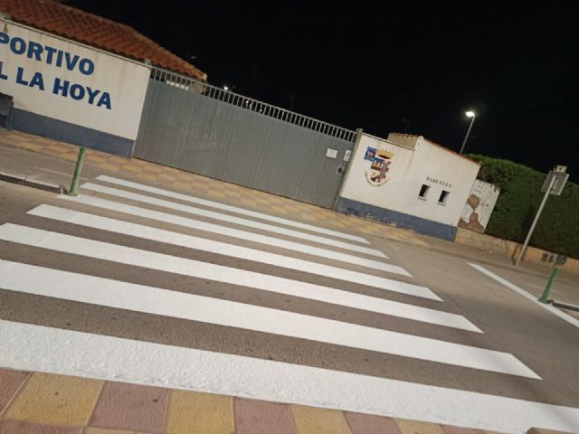 Servicios está llevando a cabo trabajos de repintado en pasos de peatones de varias avenidas - 3, Foto 3