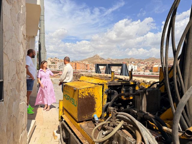 El Ayuntamiento de Lorca avanza en la consolidación del muro en la calle Los Pozos, cuyo estado tras la DANA amenazaba a las viviendas colindantes - 2, Foto 2
