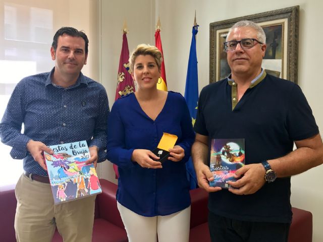 El premio Oinokoe 2017 de las Fiestas de la Bruja de Alcantarilla reconoce el apoyo a este evento por parte del Gobierno regional - 1, Foto 1