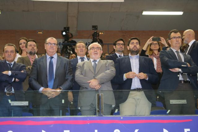 El presidente de la Comunidad asiste al partido entre el UCAM Murcia y Valencia Basket, declarado en apoyo al Corredor Mediterráneo - 1, Foto 1