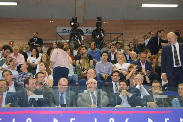 El presidente de la Comunidad asiste al partido entre el UCAM Murcia y Valencia Basket, declarado en apoyo al Corredor Mediterráneo - 2, Foto 2