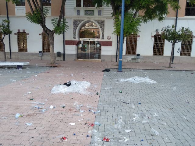 El PSOE denuncia que la explanada del Cuartel de Artillería, tras el concierto que protagonizó Loquillo, sigue llena de basura esta mañana - 1, Foto 1