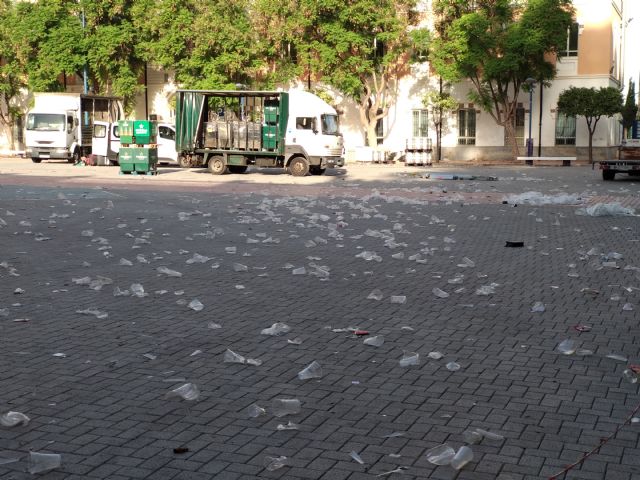 El PSOE denuncia que la explanada del Cuartel de Artillería, tras el concierto que protagonizó Loquillo, sigue llena de basura esta mañana - 2, Foto 2