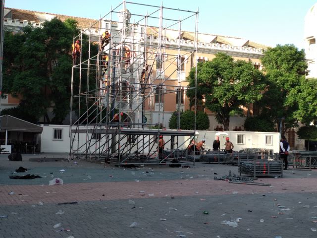 El PSOE denuncia que la explanada del Cuartel de Artillería, tras el concierto que protagonizó Loquillo, sigue llena de basura esta mañana - 3, Foto 3