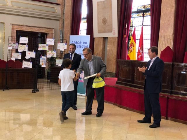 Diez escolares reciben los premios que les acreditan como expertos en seguridad y salud - 2, Foto 2