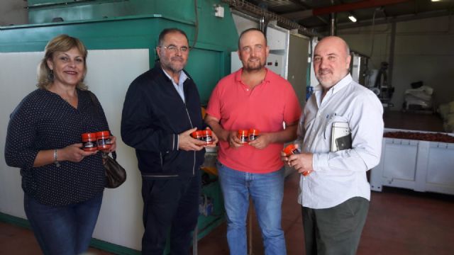 Álvarez Castellanos, Coordinador Regional de IU en la Región de Murcia, visita en Totana una empresa productora de pimiento para pimentón, Foto 6