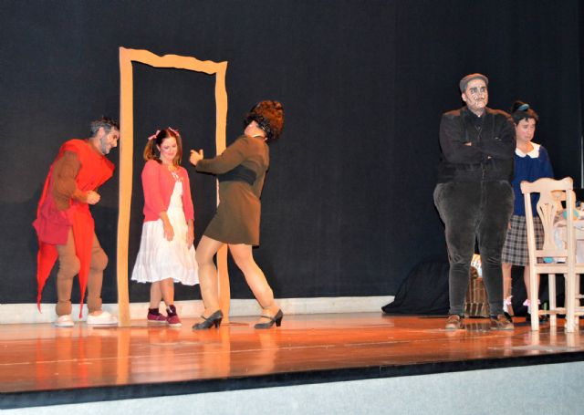 El 'VII Certamen Nacional de Teatro Amateur Juan Baño' disfruta con la 'Cía. Teatro en Construcción' de Elche de su 'Huanita' - 3, Foto 3