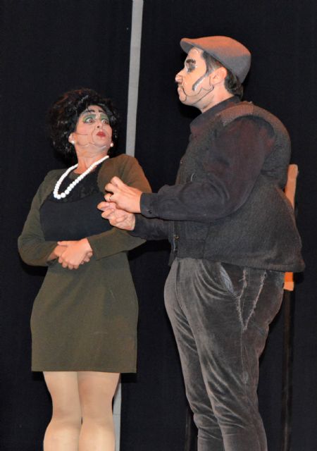 El 'VII Certamen Nacional de Teatro Amateur Juan Baño' disfruta con la 'Cía. Teatro en Construcción' de Elche de su 'Huanita' - 4, Foto 4