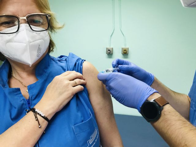 El Hospital de Molina inicia su campaña de vacunación antigripal y antineumocócica para su personal - 3, Foto 3