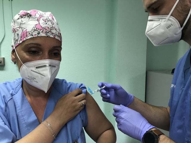 El Hospital de Molina inicia su campaña de vacunación antigripal y antineumocócica para su personal - 4, Foto 4