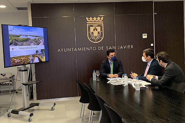El consejero de Fomento, José Ramón Díez de Revenga y el alcalde de San Javier, José Miguel Luengo abordan el proyecto de renaturalización del Carmolí - 1, Foto 1