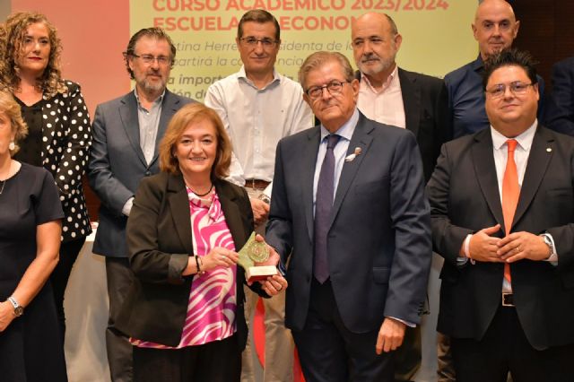 Herrero abre el nuevo curso de la Escuela de Economía resaltando el trabajo formativo de excelencia que lleva a cabo el Colegio de Economistas de Murcia - 1, Foto 1
