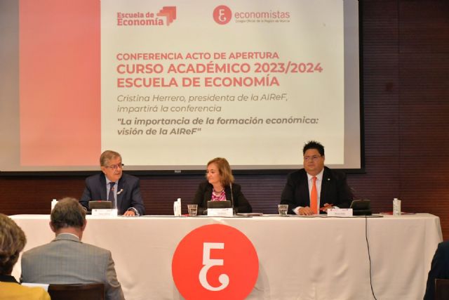 Herrero abre el nuevo curso de la Escuela de Economía resaltando el trabajo formativo de excelencia que lleva a cabo el Colegio de Economistas de Murcia - 2, Foto 2