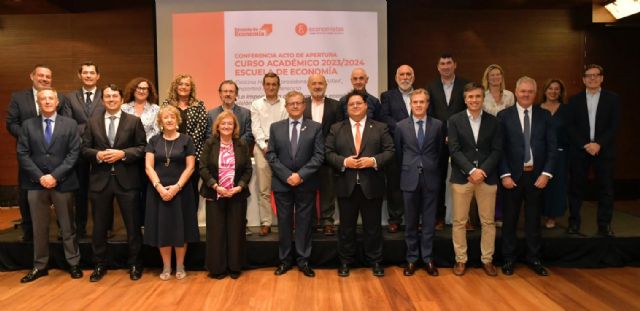 Herrero abre el nuevo curso de la Escuela de Economía resaltando el trabajo formativo de excelencia que lleva a cabo el Colegio de Economistas de Murcia - 3, Foto 3