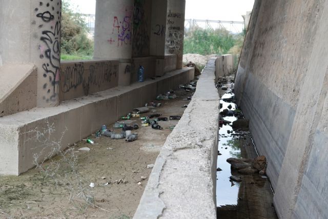 Basura, grafitis y botellones se apoderan del cauce urbano del río Guadalentín - 2, Foto 2