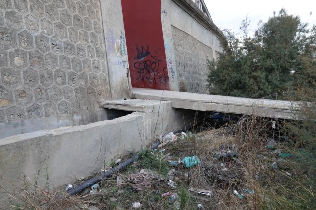 Basura, grafitis y botellones se apoderan del cauce urbano del río Guadalentín - 3, Foto 3