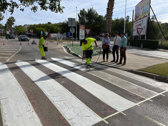El equipo de Gobierno de Molina de Segura mejora la señalización y la seguridad vial en la urbanización Altorreal con el repintado de once pasos de peatones - 1, Foto 1